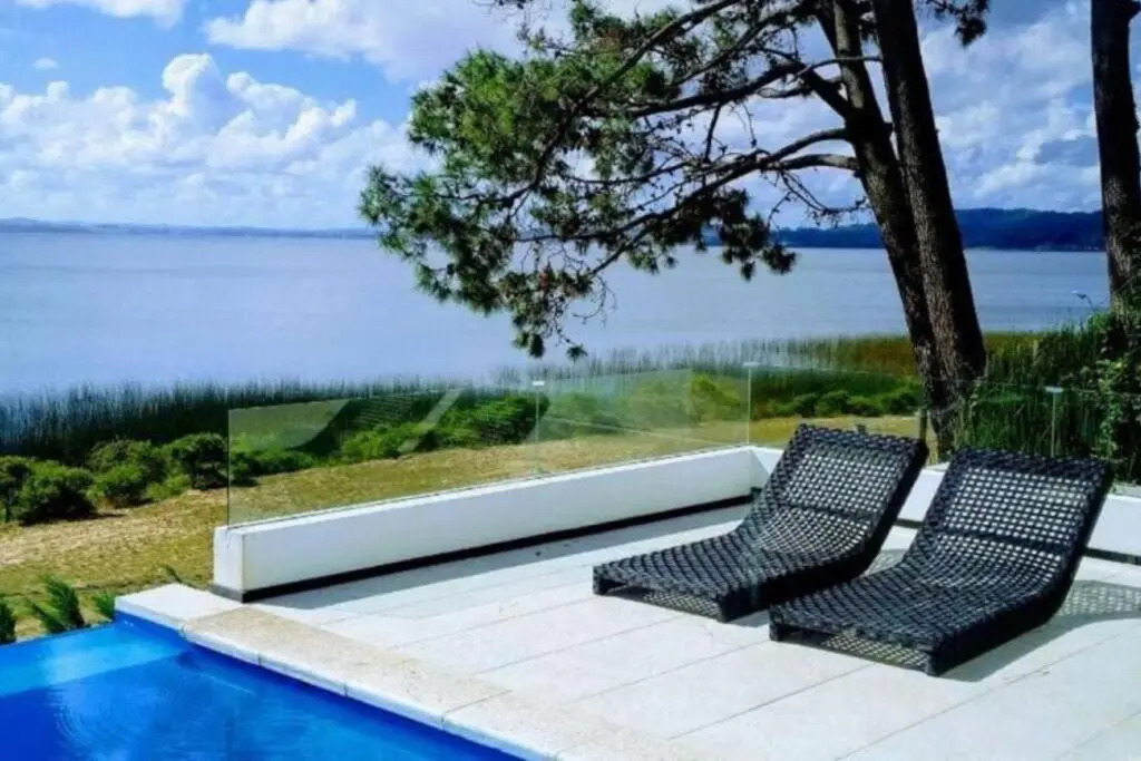Espectacular casa con piscina y vistas únicas a Bosque y Laguna a metros de canchas de Tenis y Golf