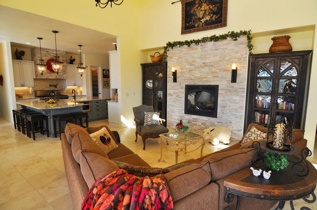 Lake's Edge Tuscan Lodge