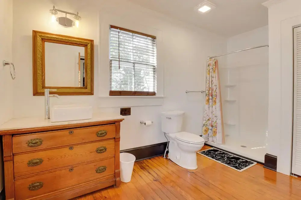 Walk to Downtown: Historic Home in Edentons Heart