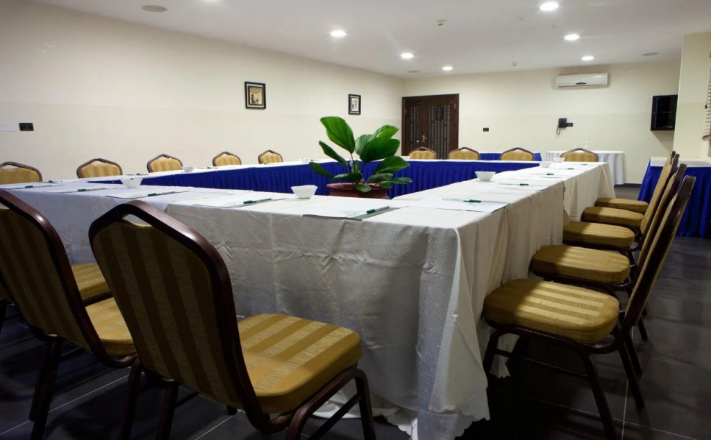 Oak Plaza Hotels East Airport