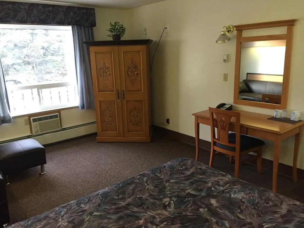 Pines Motel