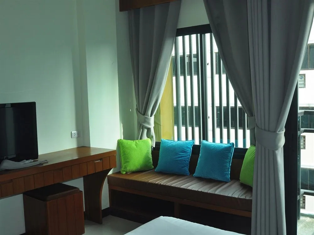 Phil Boutique @ Sansabai