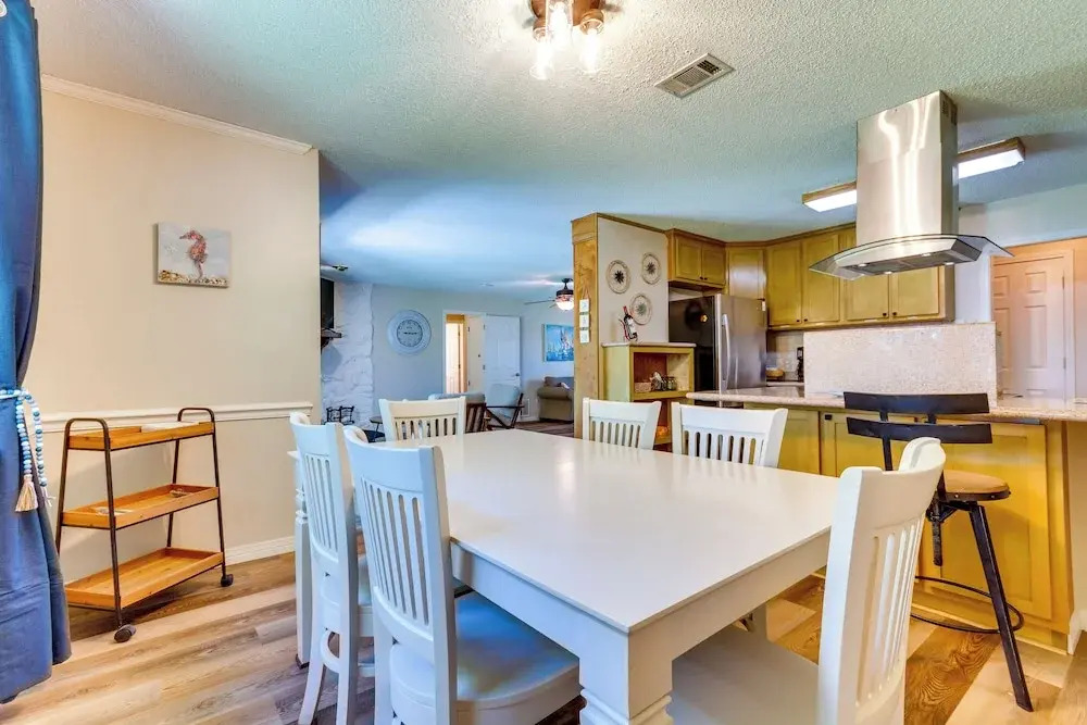 Gulf Breeze Oasis w/ Patio, Grill & Beach Chairs