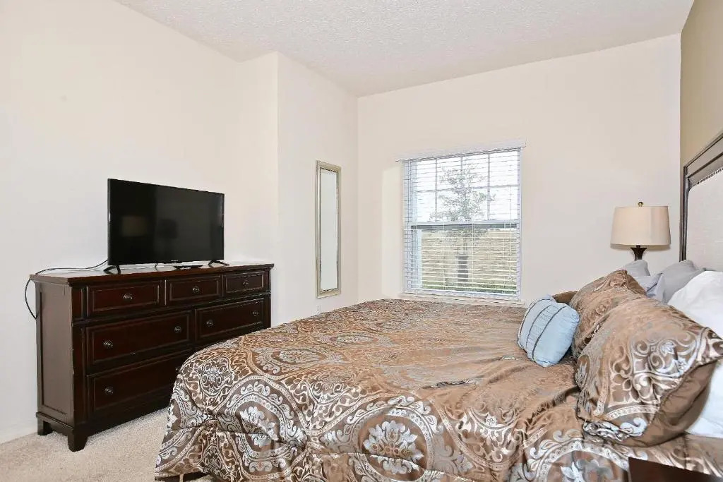 Fantastic Townhouse in Lux community sleeps 8! 10 min to Disney
