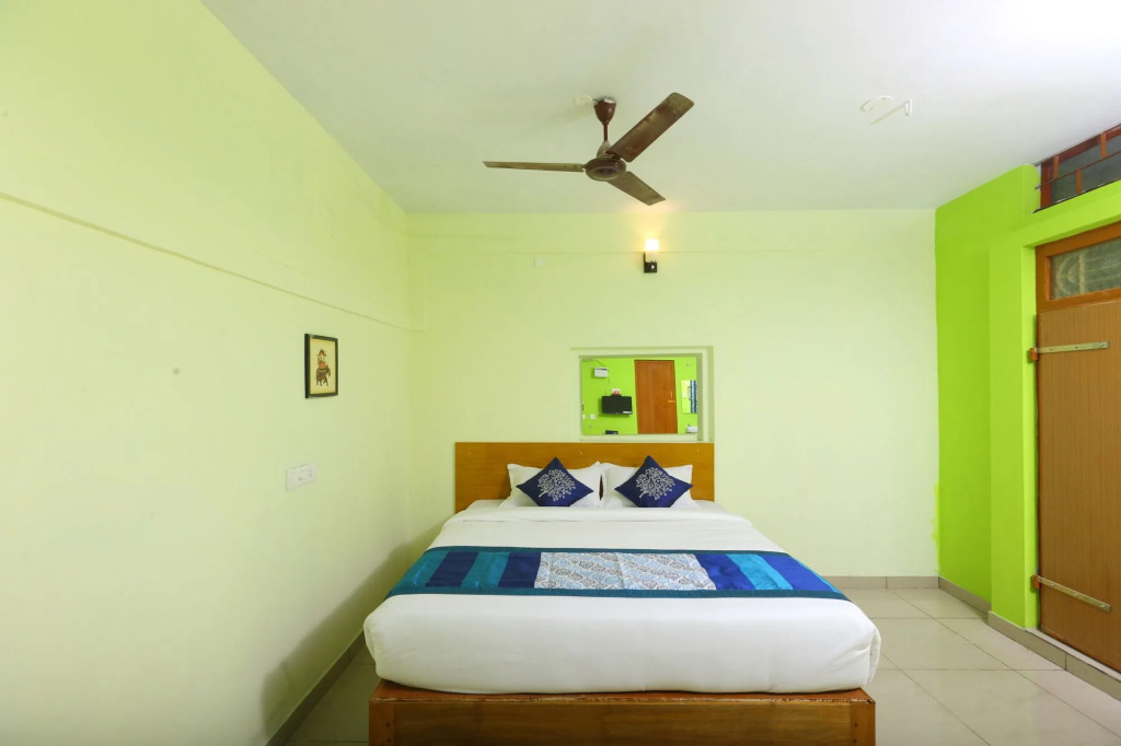 Super Hotel O Thavalakuppam Near Bus Stand