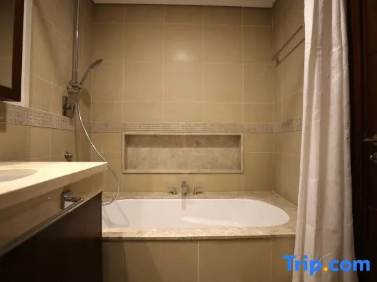 Elegant 1BR apartment in Lavish Burj Vista Downtown, steps to Iconic Burj Khalifa and Dubai Mall