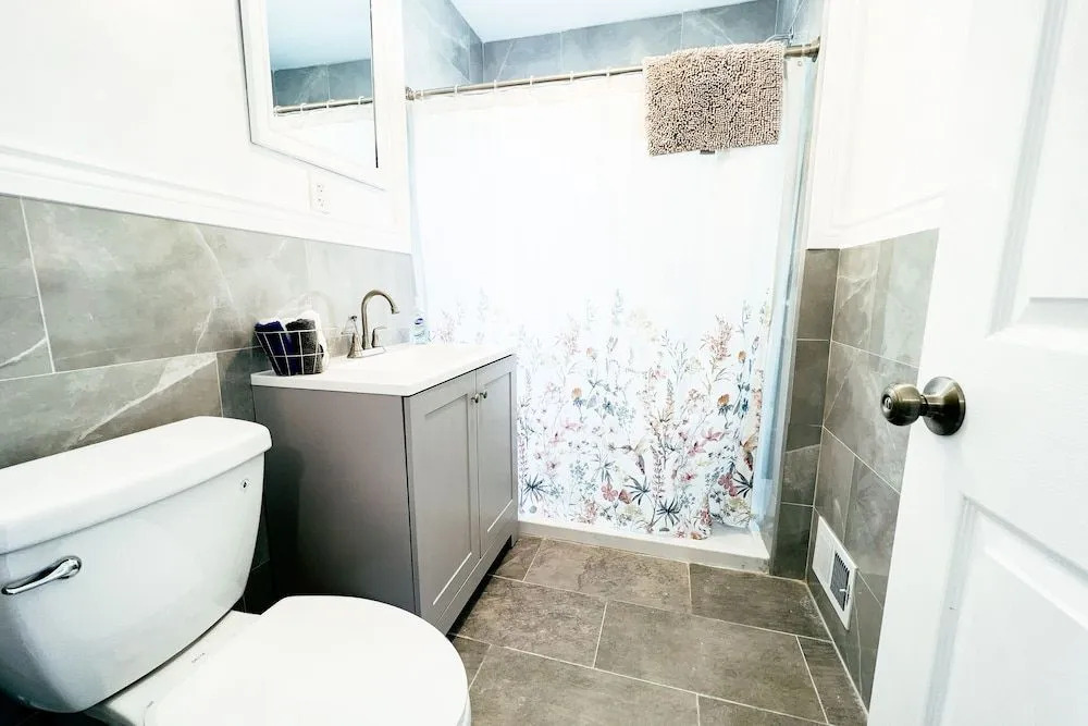 2 Homes, 1 Stay-7BR Niagara Falls Compound