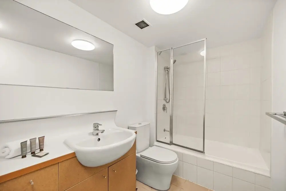 Vibrant 2-bed Apartment With Pool and Gym Access