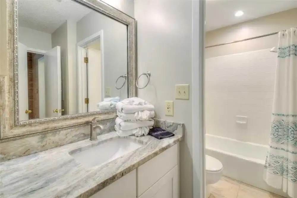 West Hyde Park Three-bedroom Apartment 10-F