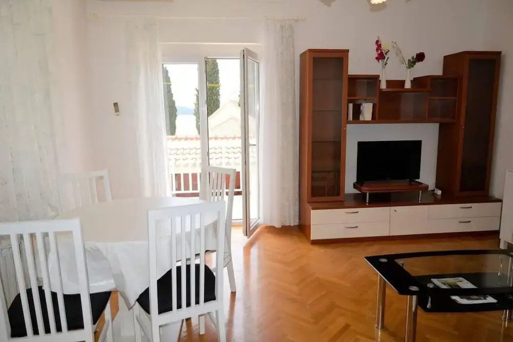 Stunning 2-bed Apartment in Okrug Gornji