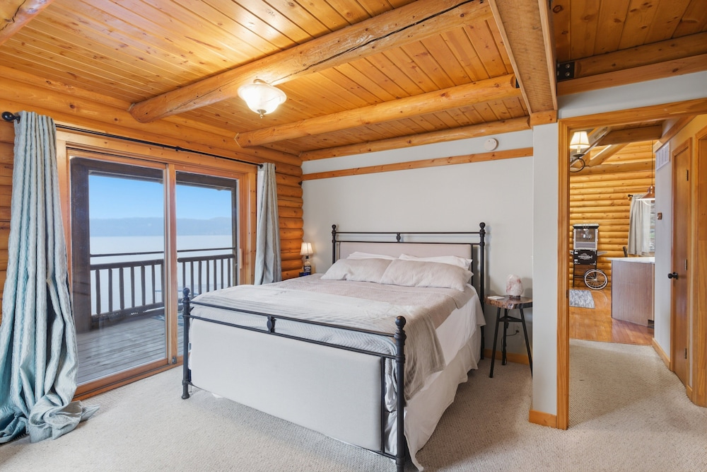 Lakefront Log Cabin With Private Dock, Two Decks & Cozy Comfort at 35mm in Sunrise Beach