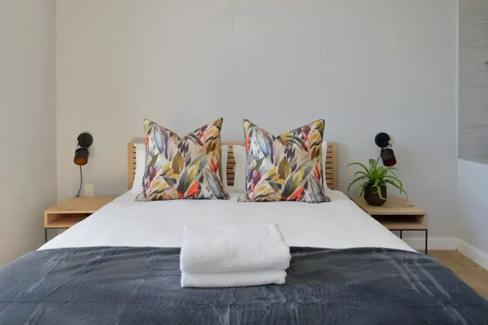 Modern 1-bed V A Waterfront Canal Harbor Views
