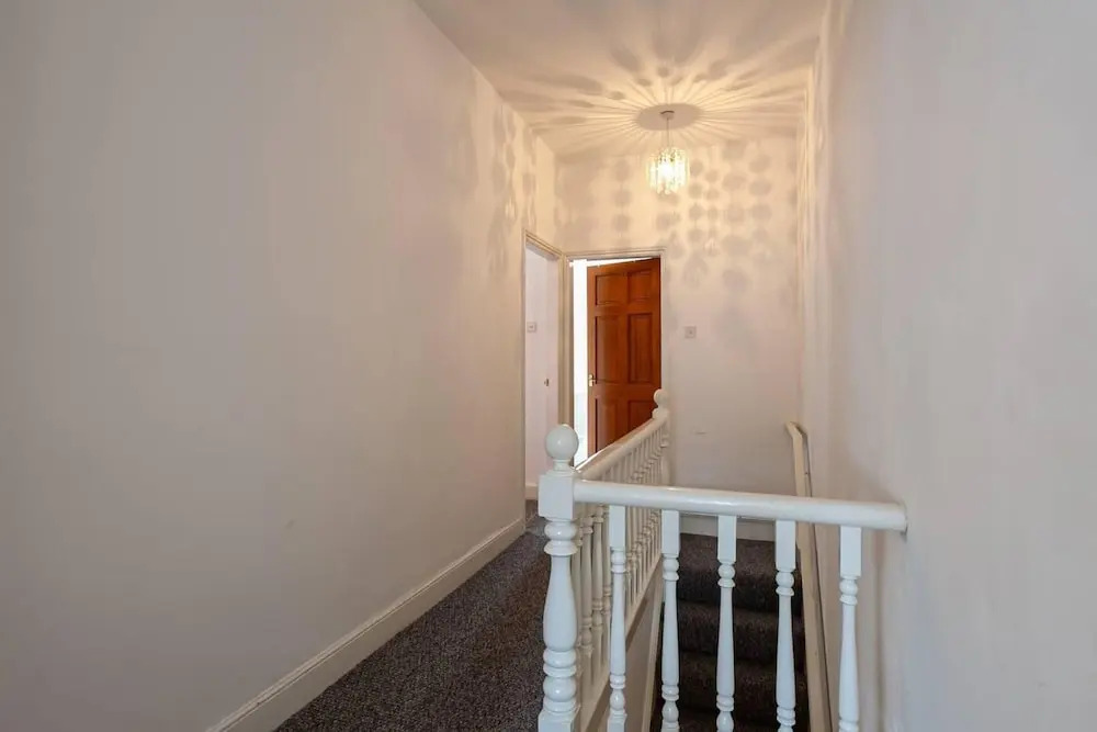 4 Bed House, Sleeps 9, Free Parking
