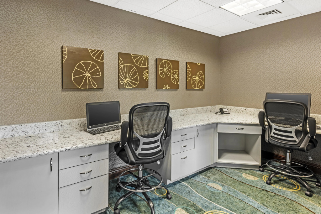 Best Western Plus Chain of Lakes Inn & Suites