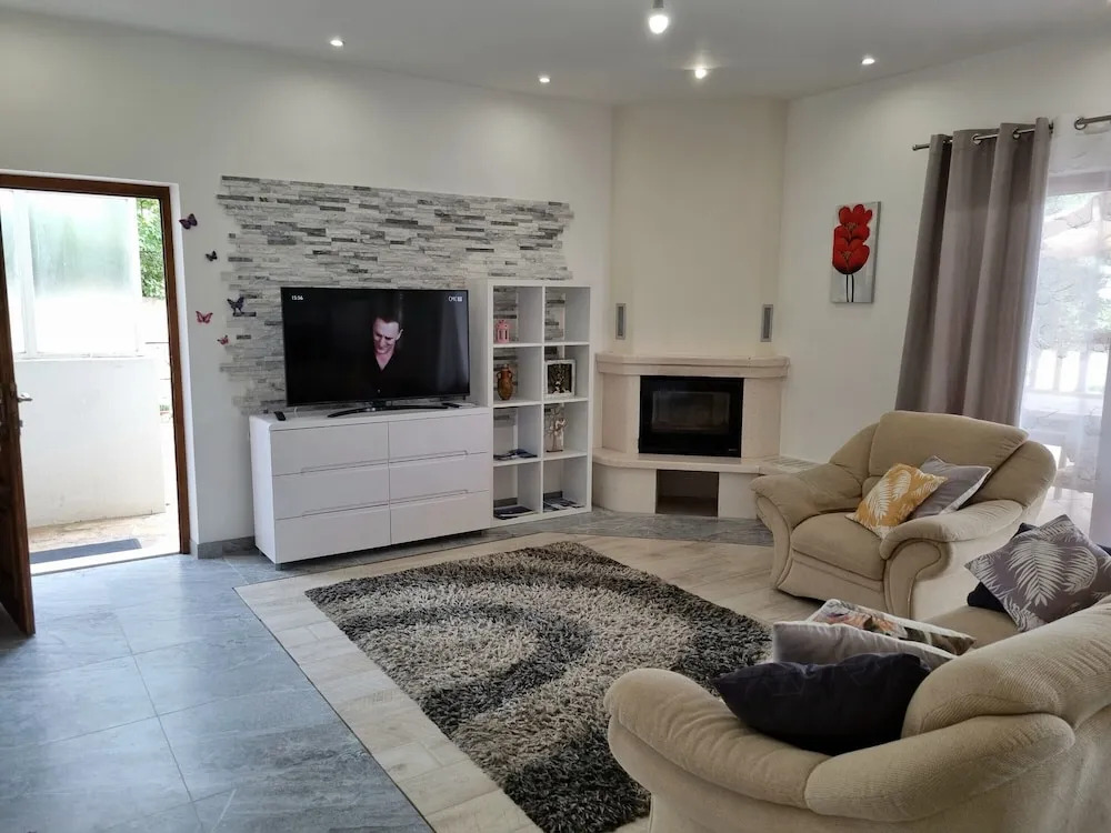 Large 120 m2 apt With Patio,1 min Walk From Beach