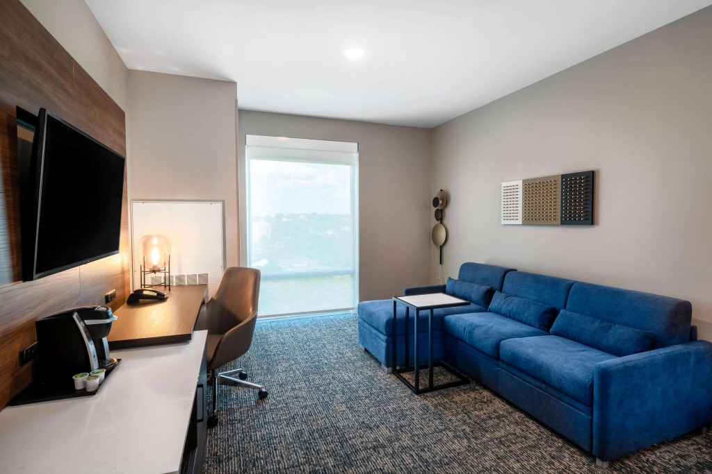 La Quinta Inn & Suites by Wyndham Nashville Downtown Stadium