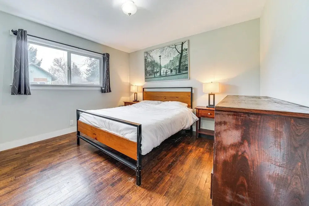 14 Mi to Dtwn Seattle: Sleek Home w/ Large Yard