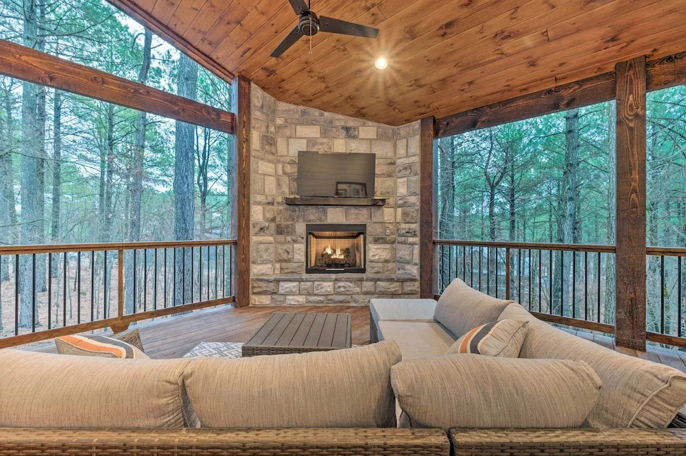 Modern Cabin w/ Hot Tub: 1 Mi From Hochatown!