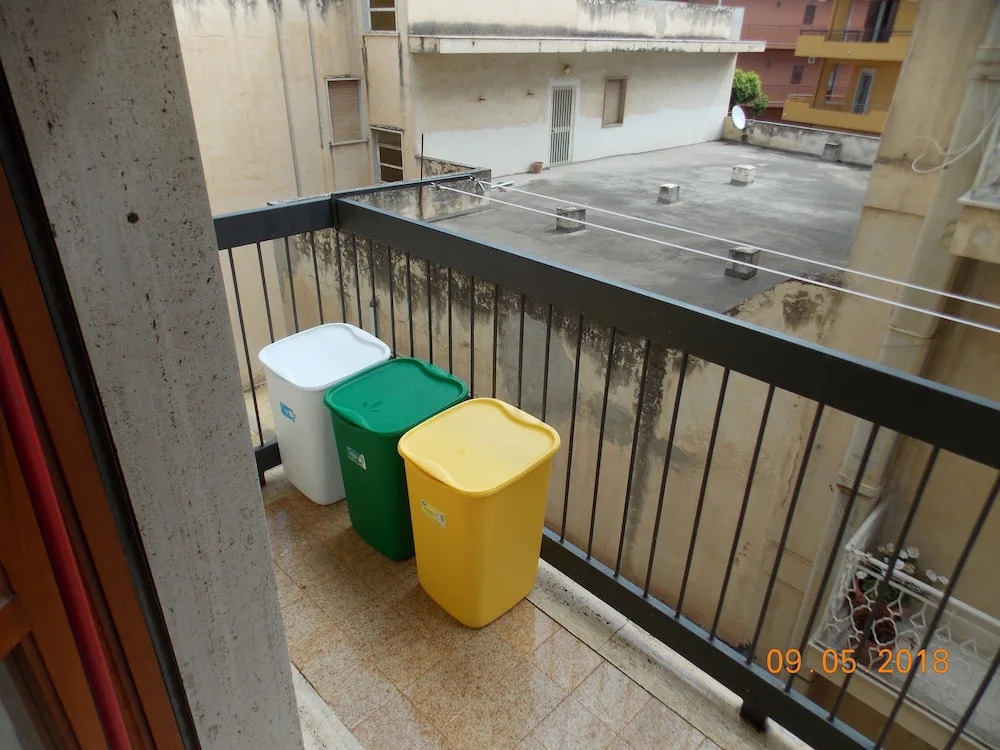 Leone Home