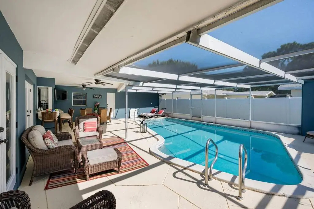 Elegant Heated Pool Home 12 minutes to the beaches of Anna Maria Island and IMG Academy