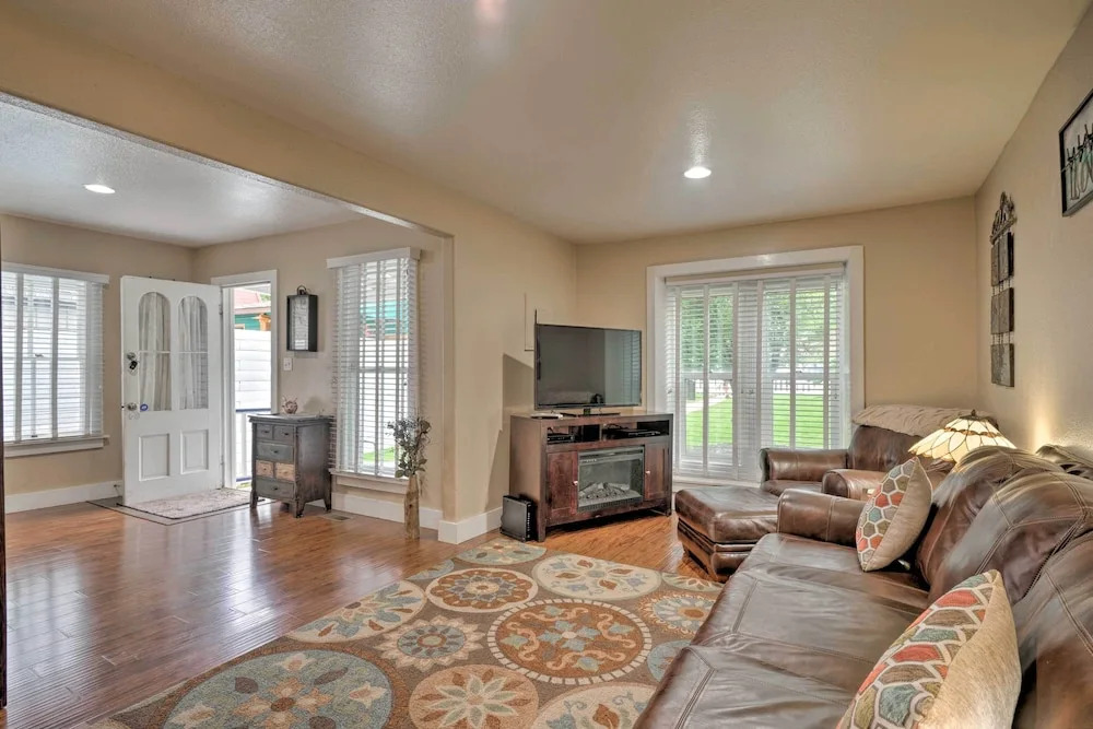 Creekside Home w/ Patio, Walk to Manitou Incline!