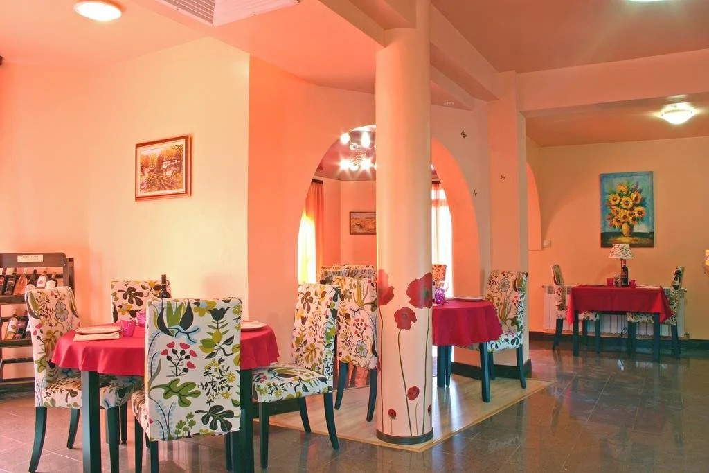 Hotel Emaly Green