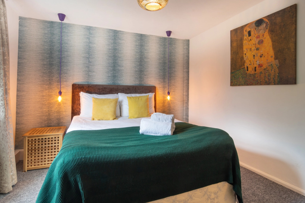PickThePlace 3-bedroom Plymouth apartment