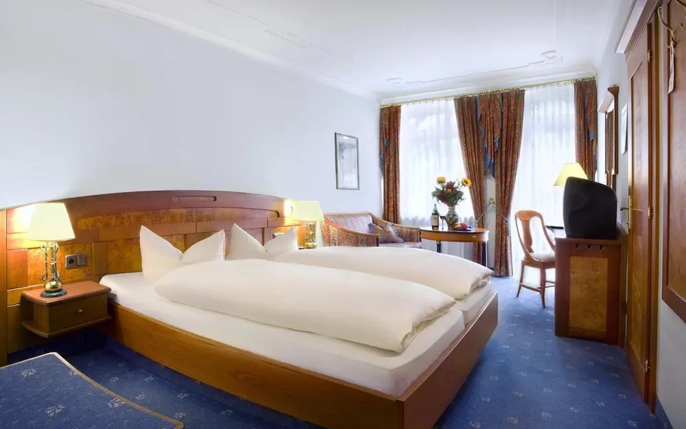 Post-Hotel