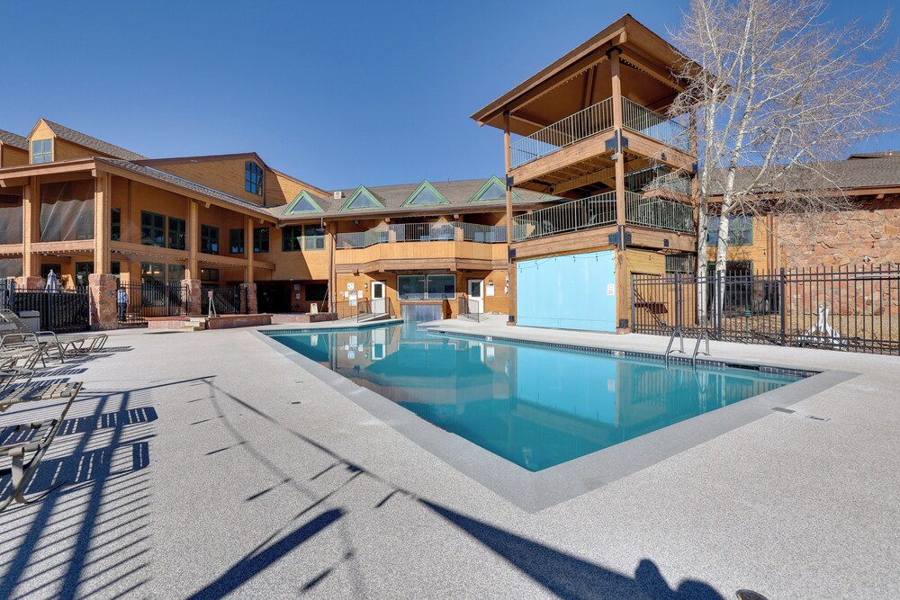 Pool & Hot Tub Access at Top-floor Granby Getaway!