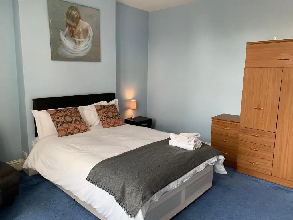 Spacious 5 Bed Apartment Ideal for Contractors with parking in Iffley, Oxford by BedsAway