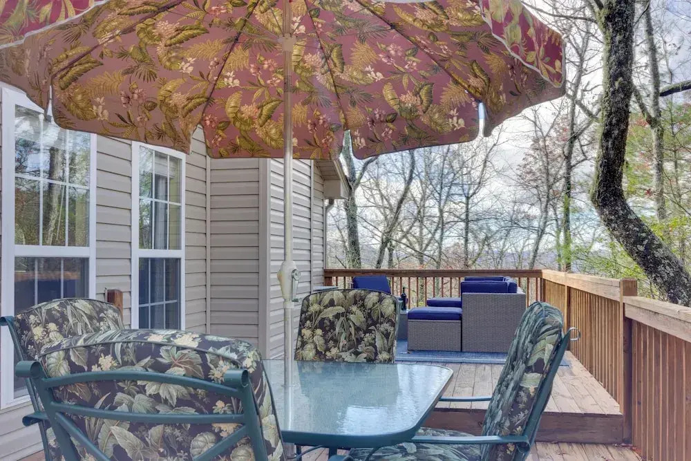 Cozy Sapphire Resort Home w/ Deck & Mountain Views