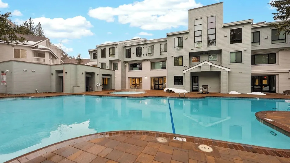 The Ridgeline & The Traverse by Avantstay 2 Slopeside Units + Hot Tub + Sauna + Heated Pool + Heart of Olympic Valley