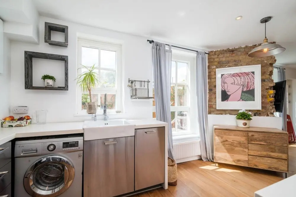 2BR Home in London W/terrace + Parking