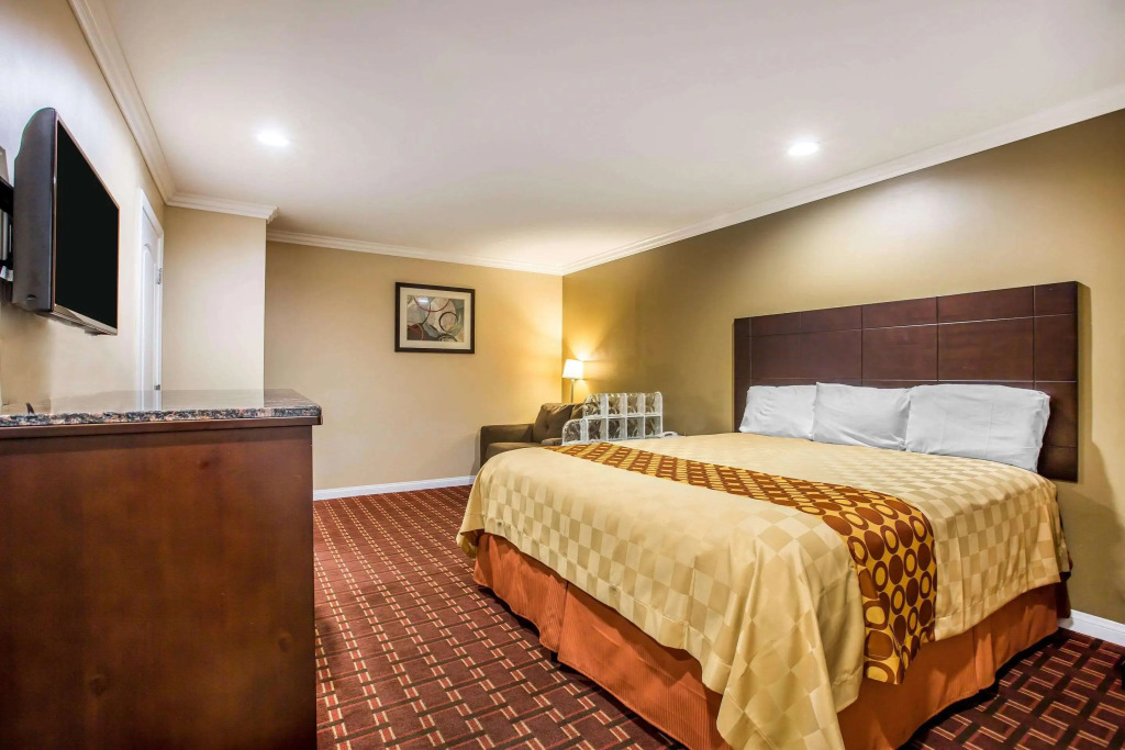 Rodeway Inn & Suites Bellflower