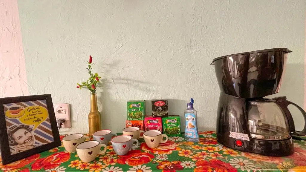 Pousada São Jorge 1 MIN A PÉ DA PRAIA Casa de família, simples e aconchegante, Na Av principal da praia café disponível até 12hs cozinha completa e churrasqueira disponível para uso ar cond das 20hs as 8 30