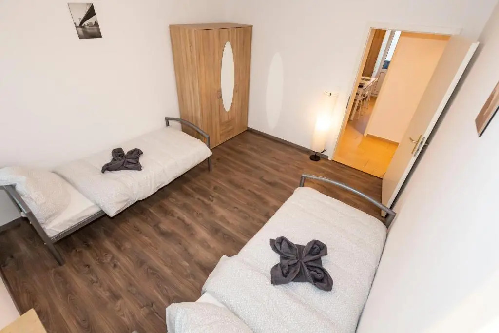 AVR Apartment HOF 8