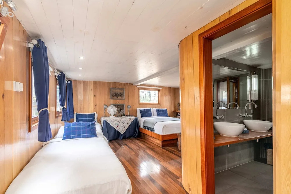 Luxury Canary Wharf House Boat