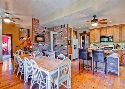 Judy Creek 4 Br home by RedAwning