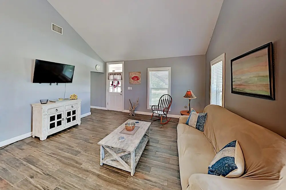 Deluxe Getaway: Big Corner Lot, Great Locale! 3 Bedroom Home