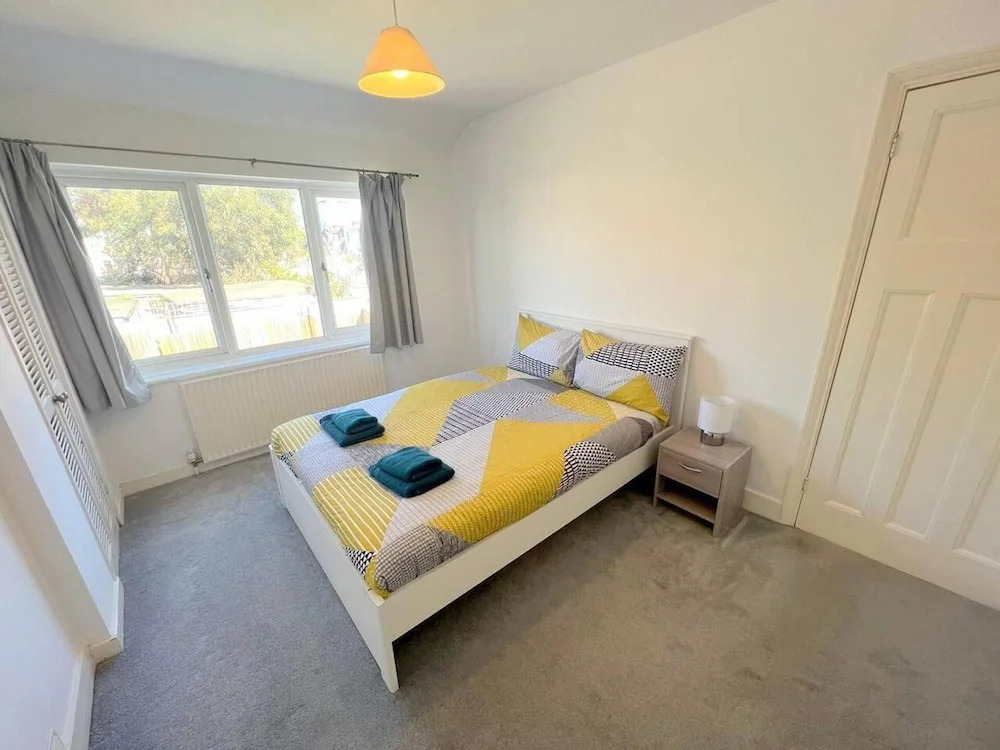 Spacious 4-bed House in Thornton Heath