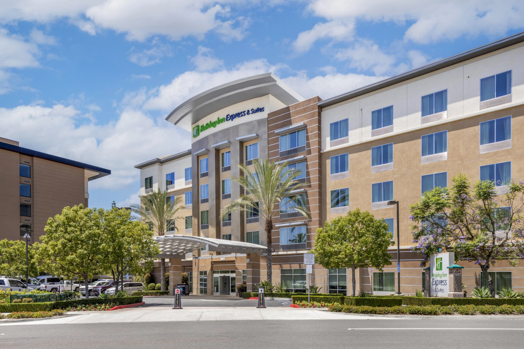 Holiday Inn Express & Suites Anaheim Resort Area by IHG