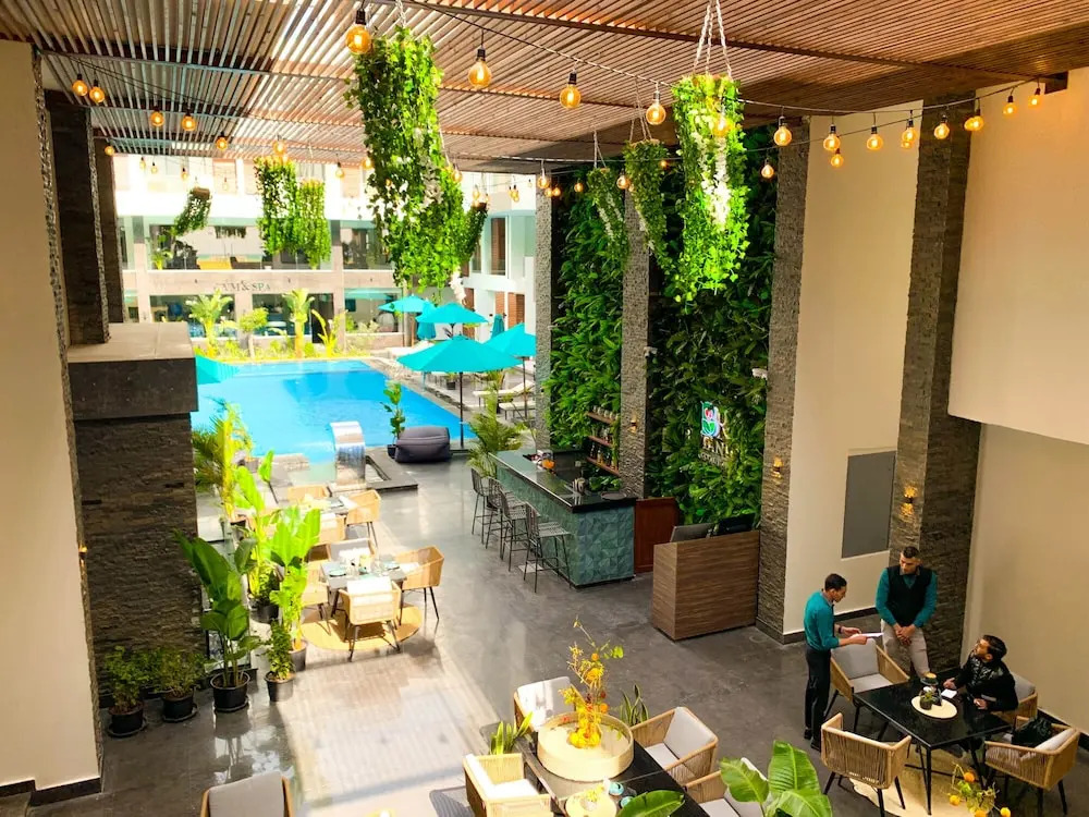 Bali Themed Luxury Spacious 3 Bed Balcony Pool Gym