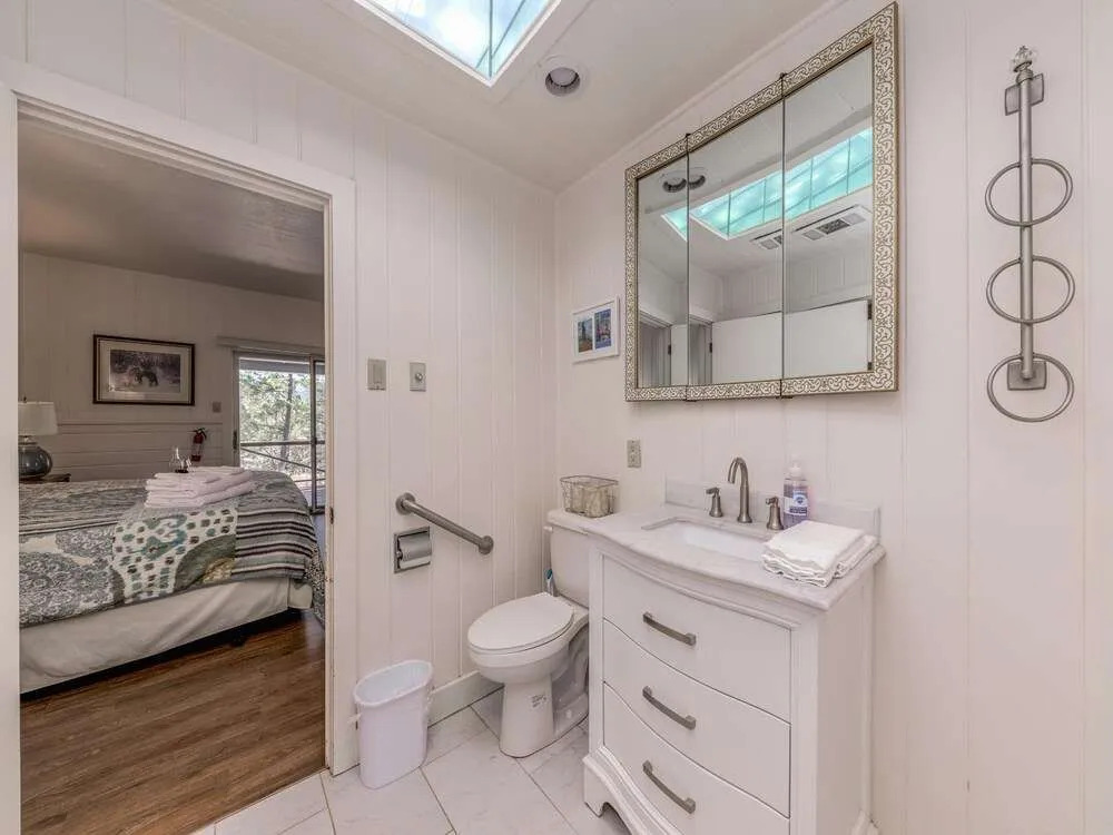 Hill Top Mountain View - Four Bedroom Cabin with Hot Tub