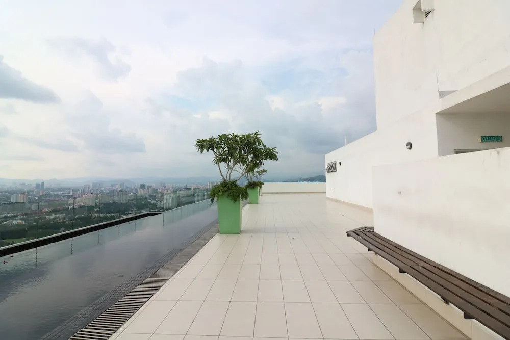Victoria Home Sentrio Suites