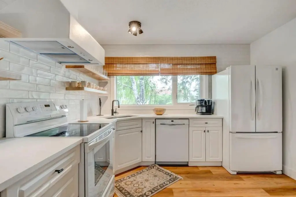 The Elm, 4 Bed Bungalow with Backyard and Firepit