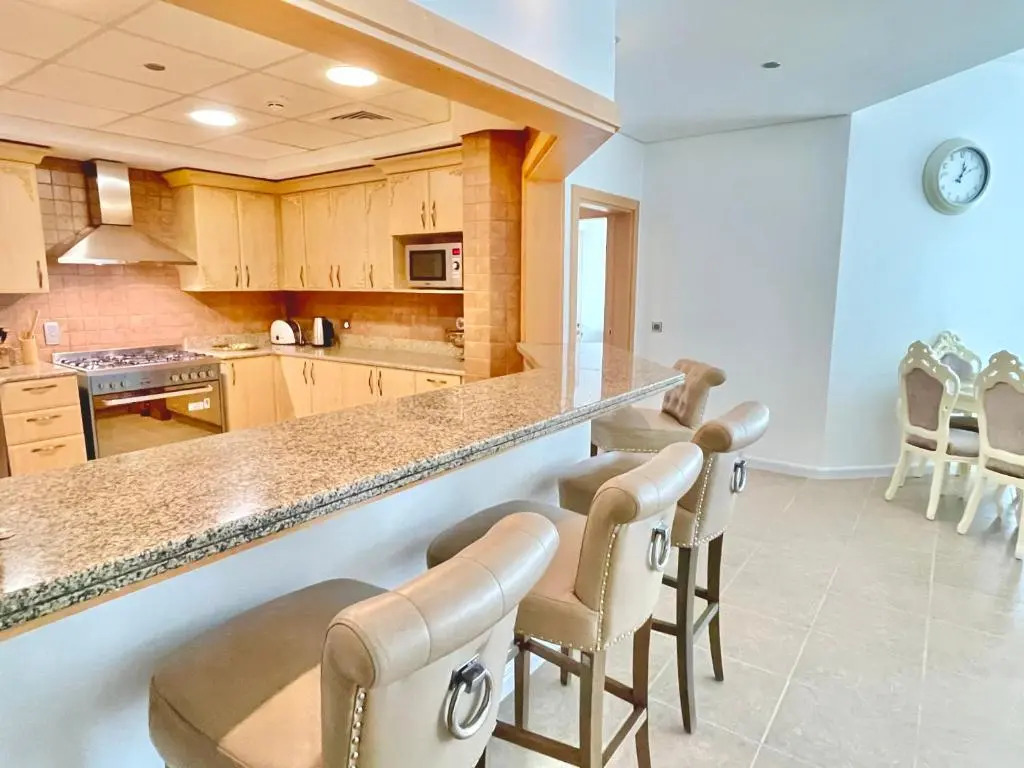 Luxury, Spacious, Beachfront, 3BD Apartment with private beach access!