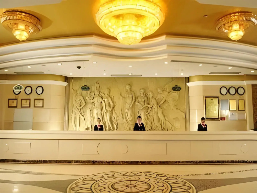 Vienna Hotel Shenzhen Pinghu Center Metro Station