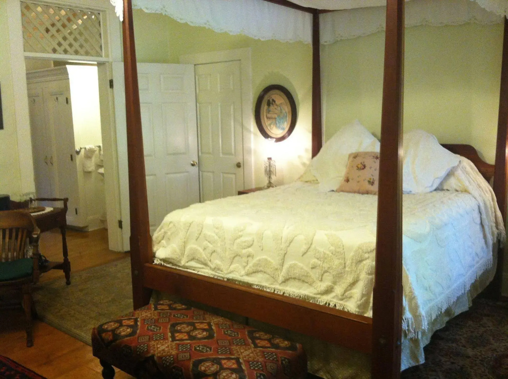 Corners Mansion Inn - A Bed and Breakfast