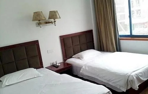 Wuhan Tianlun Holiday Hotel (Panlongcheng Jiahai Industrial Park)(武汉天伦假日宾馆（盘龙城佳海工业园店）)