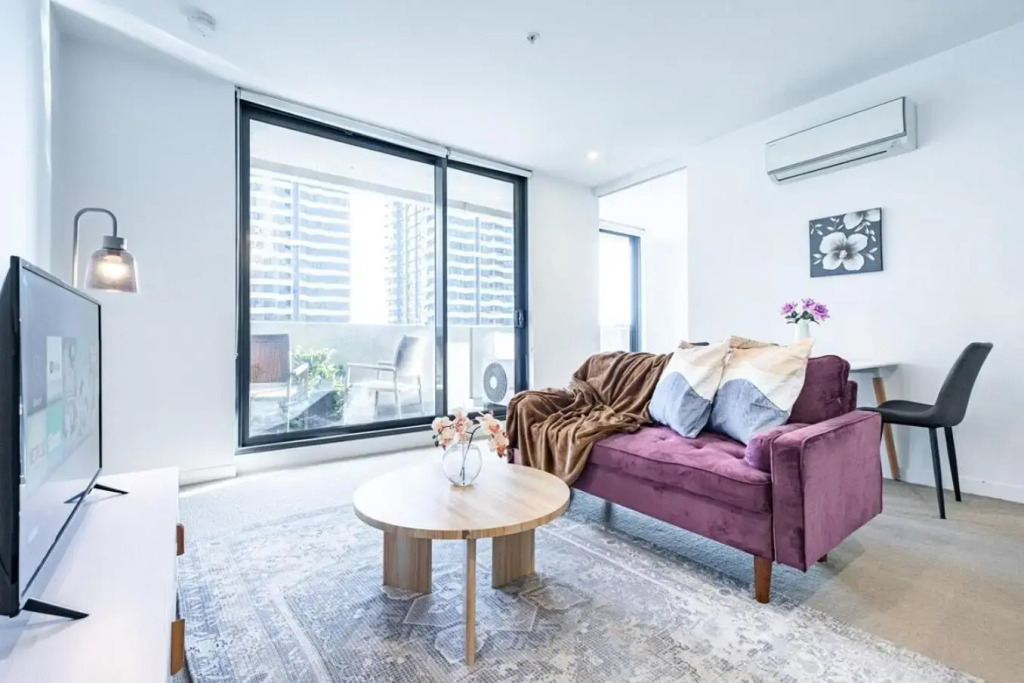 Bright 1BR1BA in MEL CBD+Balcony +wifi